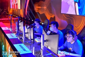 已经没有队伍能够阻挡大魔王武汉冠军前进的脚步了，2比0继续以绝对实力战胜上海冠军，直面最后一个对手北京冠军战队。第一局比赛武汉冠军以大比分胜出，第二局比赛依旧展现了超强的掌控力，最终2比0胜出帮助超凡智慧阵营胜出晋级次日比赛的胜者组，未失一局的傲人战绩展现了大魔王的实力。经过一天的苦战，最终超凡智慧阵营以8比1的绝对实力战胜无尽神力阵营，超凡智慧阵营晋级胜者组，而无尽神力跌入败者组，一起来见证诸神的崛起！