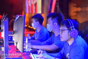 已经没有队伍能够阻挡大魔王武汉冠军前进的脚步了，2比0继续以绝对实力战胜上海冠军，直面最后一个对手北京冠军战队。第一局比赛武汉冠军以大比分胜出，第二局比赛依旧展现了超强的掌控力，最终2比0胜出帮助超凡智慧阵营胜出晋级次日比赛的胜者组，未失一局的傲人战绩展现了大魔王的实力。经过一天的苦战，最终超凡智慧阵营以8比1的绝对实力战胜无尽神力阵营，超凡智慧阵营晋级胜者组，而无尽神力跌入败者组，一起来见证诸神的崛起！