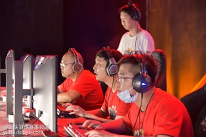 已经没有队伍能够阻挡大魔王武汉冠军前进的脚步了，2比0继续以绝对实力战胜上海冠军，直面最后一个对手北京冠军战队。第一局比赛武汉冠军以大比分胜出，第二局比赛依旧展现了超强的掌控力，最终2比0胜出帮助超凡智慧阵营胜出晋级次日比赛的胜者组，未失一局的傲人战绩展现了大魔王的实力。经过一天的苦战，最终超凡智慧阵营以8比1的绝对实力战胜无尽神力阵营，超凡智慧阵营晋级胜者组，而无尽神力跌入败者组，一起来见证诸神的崛起！