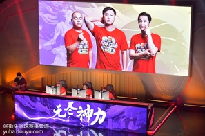 已经没有队伍能够阻挡大魔王武汉冠军前进的脚步了，2比0继续以绝对实力战胜上海冠军，直面最后一个对手北京冠军战队。第一局比赛武汉冠军以大比分胜出，第二局比赛依旧展现了超强的掌控力，最终2比0胜出帮助超凡智慧阵营胜出晋级次日比赛的胜者组，未失一局的傲人战绩展现了大魔王的实力。经过一天的苦战，最终超凡智慧阵营以8比1的绝对实力战胜无尽神力阵营，超凡智慧阵营晋级胜者组，而无尽神力跌入败者组，一起来见证诸神的崛起！