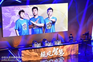 已经没有队伍能够阻挡大魔王武汉冠军前进的脚步了，2比0继续以绝对实力战胜上海冠军，直面最后一个对手北京冠军战队。第一局比赛武汉冠军以大比分胜出，第二局比赛依旧展现了超强的掌控力，最终2比0胜出帮助超凡智慧阵营胜出晋级次日比赛的胜者组，未失一局的傲人战绩展现了大魔王的实力。经过一天的苦战，最终超凡智慧阵营以8比1的绝对实力战胜无尽神力阵营，超凡智慧阵营晋级胜者组，而无尽神力跌入败者组，一起来见证诸神的崛起！