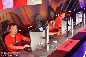 已经没有队伍能够阻挡大魔王武汉冠军前进的脚步了，2比0继续以绝对实力战胜上海冠军，直面最后一个对手北京冠军战队。第一局比赛武汉冠军以大比分胜出，第二局比赛依旧展现了超强的掌控力，最终2比0胜出帮助超凡智慧阵营胜出晋级次日比赛的胜者组，未失一局的傲人战绩展现了大魔王的实力。经过一天的苦战，最终超凡智慧阵营以8比1的绝对实力战胜无尽神力阵营，超凡智慧阵营晋级胜者组，而无尽神力跌入败者组，一起来见证诸神的崛起！