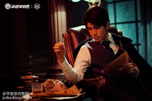 【云城逸事】都说小城故事多，他们平日里谈笑风生，背地里风起云涌。“挺有趣的，留下来和他们玩一玩吧...”冷少直直地盯着悬赏令，不一会儿便随意地扔到桌上酒杯里的冰块已经融化了，Saki迟迟没有喝下，只是若有所思地盯着，随后推门离开...城里的人们，有人拉帮结派，有人背信弃义，真相潜藏在黑暗中，随着赏金之战而来！你心中的云城故事将会如何发展呢？快来参加#云城逸事# 续写活动吧~