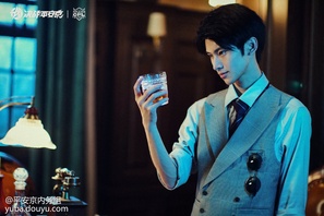 【云城逸事】都说小城故事多，他们平日里谈笑风生，背地里风起云涌。“挺有趣的，留下来和他们玩一玩吧...”冷少直直地盯着悬赏令，不一会儿便随意地扔到桌上酒杯里的冰块已经融化了，Saki迟迟没有喝下，只是若有所思地盯着，随后推门离开...城里的人们，有人拉帮结派，有人背信弃义，真相潜藏在黑暗中，随着赏金之战而来！你心中的云城故事将会如何发展呢？快来参加#云城逸事# 续写活动吧~