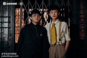 【云城逸事】都说小城故事多，他们平日里谈笑风生，背地里风起云涌。“挺有趣的，留下来和他们玩一玩吧...”冷少直直地盯着悬赏令，不一会儿便随意地扔到桌上酒杯里的冰块已经融化了，Saki迟迟没有喝下，只是若有所思地盯着，随后推门离开...城里的人们，有人拉帮结派，有人背信弃义，真相潜藏在黑暗中，随着赏金之战而来！你心中的云城故事将会如何发展呢？快来参加#云城逸事# 续写活动吧~