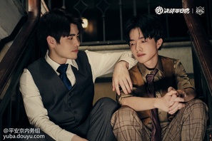 【云城逸事】都说小城故事多，他们平日里谈笑风生，背地里风起云涌。“挺有趣的，留下来和他们玩一玩吧...”冷少直直地盯着悬赏令，不一会儿便随意地扔到桌上酒杯里的冰块已经融化了，Saki迟迟没有喝下，只是若有所思地盯着，随后推门离开...城里的人们，有人拉帮结派，有人背信弃义，真相潜藏在黑暗中，随着赏金之战而来！你心中的云城故事将会如何发展呢？快来参加#云城逸事# 续写活动吧~