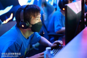 总决赛的赛制十分残酷，败者即无缘四强，第一场在眼泪星空阿昊与余飞完爆天才刚之间进行，实力更胜一筹的眼泪星空阿昊强势晋级四强。