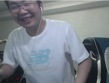 那时候我还是初中生现在在读大三，以前什么都不懂，只是觉得看这个人直播很有意思，很开心。
现在还依稀记得哥伦比亚地下室，温水煮青蛙，冰丝内裤。  对了那时是真的是yy恶霸