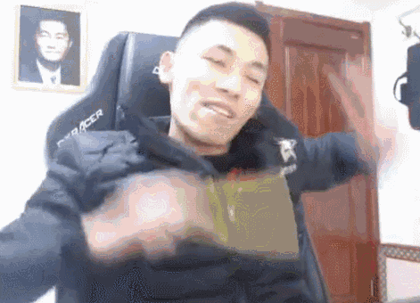 圣经来了！每当我拿起这本书的时候，咱们直播间很多人都在问我“宝哥~宝哥宝哥~~你中拿的~究竟是社莫~（撒娇状）”唉！（重重的拿起书敲击桌子）这时候我就有责任，有义务向大家介绍一下这本书！这本书不是普通的书，它有它自己的名字，叫荒古遗精宝典，我给大家打出来啊，这本荒古遗精宝典乃是我倾注了百年心血，我呕心沥血，我最终这样，这样（爪子状）凝成的，这本书啊不但包含了DNF里面究极的大法，比如说增幅15强化15以上必成大法，开盒子必出12增幅卷乘以吐大法，开罐子必出自己毕业荒古武器大法，在这本书的最后一页上，他还包含了许许多多超出DNF范畴以外的大法，比如说逆天改命大法，改变过去，改变未来，时光倒流大法，回到过去，改变历史，毁灭世界大法等等等等非常恐怖的大法！但是如果不念够九九八十一天的荒古遗精咒语，你就贸然掀开最后一页，你就会遭到非常严重的反噬，轻则DNF封号20年，重则直接影响到你的现实生活，接下来我就给大家演示，我没有念够九九八十一天咒语我就贸然掀开，仅仅只是一个小角啊（慢慢掀开最后一页小角），啊！啊啊！（捂着眼睛，痛苦状），这本荒古遗精宝典在我凝成它的过程当我中啊，逐渐拥有了自己的意识，这开篇第一句话，在使用荒古遗精宝典之前，必须用荒古遗精宝典的咒语，大声喊出，荒古遗精宝典是我爸爸，以示尊重，方可继续使用，唉～方可继续使用（慢慢的摇头），哥哥一姿布垫~系我伯伯ders！（闭上眼睛用手掐算，最后张开双手）哎呀，每当喊完这句咒语，我的***前就有一股暖流换换流淌，由内而外散发出帝王般的气息！​