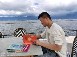 来到大理，一步一景
感谢洱海赐予我平和
让我能沉浸在知识的海洋。