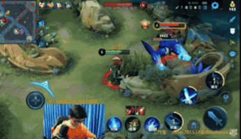 大家好，我是雪糕糕糕酱。27日国服铠“绝活哥”南瓜挑战百胜不料第一把竟翻车惨遭“小代”毒打，青铜局翻车到底是为何呢？下面我们来看看这局游戏的对局情况。

开局我们可以看到南瓜方选出了双射手的阵容，而对面阵容相对合理，这就为这把游戏埋下了伏笔。
双方和平开局，2分30秒第二波野区刷新，对面打野典韦看到南瓜铠状态不佳直接来到蓝区反野，南瓜队友前来支援，铠也是顺利拿下典韦人头。
前期南瓜的铠顺利破掉了三座外塔，来到9分钟，红区爆发团战，铠收下对面三个人头后继续与残血典韦对刚，不料被典韦反杀，近一万经济的凯竟打不过七千经济的典韦，此时南瓜深感震惊。
11分钟典韦来到野区反蓝，南瓜配合队友二换五团灭对面，破掉上路高地后南瓜准备一波但队友还在中路二塔，无奈即将对面复活南瓜放弃了一波的打算。
随着第二次破中路高地推水晶失败，南瓜方的局势由顺转劣。15分30秒对面拿下主宰队友开始点投降，此时的南瓜大喊“不要投降，别点”，单排的卑微不过如此。
18分钟趁对面回家补状态队友中路带着兵线发起进攻，南瓜发现了对面绕后的典韦团战一触即发，在收掉典韦后对面支援赶来一一将队友击破，一打四南瓜也难以挽回局面，仅剩下后羿独自面对四人，游戏提前宣告结束。
俗话说：“你炸鱼，我炸鱼，黄金秒变荣耀局。”南瓜百胜挑战倒在了第一把青铜局，有人说是阵容问题，有人说单排很难赢，还有人说青铜局不应该用高端局思路去频繁的开龙，大家认为南瓜青铜局翻车是什么原因导致的呢？ #南瓜挑战百胜第一把翻车剃头#[topic src="160419"]#南瓜挑战百胜第一把翻车剃头[/topic]