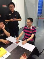 时隔五年，万智牌国家冠军赛回归。如果说，人们可以在一种凝聚整个国家社群的赛事上体会到和万智牌世界杯上一样的家国情怀，那这个赛事无疑就是国家冠军赛。

无人不喜爱这种情怀。老牌手们感慨熟悉的感觉，而新牌手们则兴奋于能第一次参加这种赛事。


2007年和2008年国冠冠军于音（左）和丁一（右）


2010年国冠冠军陆超


已锁定中国队长位置的刘宇晨，依然为了国家冠军的荣耀而战。

共有369位牌手参与了本次大赛，只有冠军和亚军才能和队长一起组成国家队出战（若队长刘宇晨获得冠军或亚军，则季军递补）。

为了国家冠军的荣耀，牌手们无不使出浑身解数，展开巅峰对决：



不过，比赛纵然有激烈的竞争，更有友谊的相聚。与许久不见的牌友谈笑风生一回，又何尝不是国家冠军赛的一种情怀和一大乐事呢？



经过两天的赛事，龙舟、李晋一、谢湛、陆超、陈曲、高坦、陈杨、戚文涛打入八强，争夺国家冠军的荣誉和国家队成员的资格。