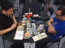 时隔五年，万智牌国家冠军赛回归。如果说，人们可以在一种凝聚整个国家社群的赛事上体会到和万智牌世界杯上一样的家国情怀，那这个赛事无疑就是国家冠军赛。

无人不喜爱这种情怀。老牌手们感慨熟悉的感觉，而新牌手们则兴奋于能第一次参加这种赛事。


2007年和2008年国冠冠军于音（左）和丁一（右）


2010年国冠冠军陆超


已锁定中国队长位置的刘宇晨，依然为了国家冠军的荣耀而战。

共有369位牌手参与了本次大赛，只有冠军和亚军才能和队长一起组成国家队出战（若队长刘宇晨获得冠军或亚军，则季军递补）。

为了国家冠军的荣耀，牌手们无不使出浑身解数，展开巅峰对决：



不过，比赛纵然有激烈的竞争，更有友谊的相聚。与许久不见的牌友谈笑风生一回，又何尝不是国家冠军赛的一种情怀和一大乐事呢？



经过两天的赛事，龙舟、李晋一、谢湛、陆超、陈曲、高坦、陈杨、戚文涛打入八强，争夺国家冠军的荣誉和国家队成员的资格。