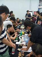 时隔五年，万智牌国家冠军赛回归。如果说，人们可以在一种凝聚整个国家社群的赛事上体会到和万智牌世界杯上一样的家国情怀，那这个赛事无疑就是国家冠军赛。

无人不喜爱这种情怀。老牌手们感慨熟悉的感觉，而新牌手们则兴奋于能第一次参加这种赛事。


2007年和2008年国冠冠军于音（左）和丁一（右）


2010年国冠冠军陆超


已锁定中国队长位置的刘宇晨，依然为了国家冠军的荣耀而战。

共有369位牌手参与了本次大赛，只有冠军和亚军才能和队长一起组成国家队出战（若队长刘宇晨获得冠军或亚军，则季军递补）。

为了国家冠军的荣耀，牌手们无不使出浑身解数，展开巅峰对决：



不过，比赛纵然有激烈的竞争，更有友谊的相聚。与许久不见的牌友谈笑风生一回，又何尝不是国家冠军赛的一种情怀和一大乐事呢？



经过两天的赛事，龙舟、李晋一、谢湛、陆超、陈曲、高坦、陈杨、戚文涛打入八强，争夺国家冠军的荣誉和国家队成员的资格。