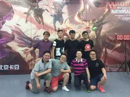 时隔五年，万智牌国家冠军赛回归。如果说，人们可以在一种凝聚整个国家社群的赛事上体会到和万智牌世界杯上一样的家国情怀，那这个赛事无疑就是国家冠军赛。

无人不喜爱这种情怀。老牌手们感慨熟悉的感觉，而新牌手们则兴奋于能第一次参加这种赛事。


2007年和2008年国冠冠军于音（左）和丁一（右）


2010年国冠冠军陆超


已锁定中国队长位置的刘宇晨，依然为了国家冠军的荣耀而战。

共有369位牌手参与了本次大赛，只有冠军和亚军才能和队长一起组成国家队出战（若队长刘宇晨获得冠军或亚军，则季军递补）。

为了国家冠军的荣耀，牌手们无不使出浑身解数，展开巅峰对决：



不过，比赛纵然有激烈的竞争，更有友谊的相聚。与许久不见的牌友谈笑风生一回，又何尝不是国家冠军赛的一种情怀和一大乐事呢？



经过两天的赛事，龙舟、李晋一、谢湛、陆超、陈曲、高坦、陈杨、戚文涛打入八强，争夺国家冠军的荣誉和国家队成员的资格。