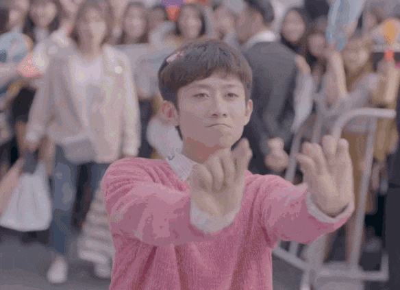 大家好，我是鱼吧最好看的鲨鱼娘，不接受反驳~
 
鲨鱼娘最近变得不大好看了，气色不好还发胖了。
因为经常晚上熬夜，而熬夜的理由只有一个，那就是刷剧。

你们知道的，女孩子刷剧的时候不吃点宵夜是对不起自己的。
所以，我就这样了。
但是鲨鱼娘知道，自己和[user src="8PAbVvrDqAO1"]@女流66[/user] 追的剧是一样的，那就是于妈的《延禧攻略》。

 
女流cue到的傅恒的确颜值非常在线，帅气且养眼。

 
但是鲨鱼娘作为彭于晏的女人是绝不认输的，毕竟傅恒真帅。


 
不过鲨鱼娘之所以追这部剧，明显不是为了傅恒的美色，而是我的佘诗曼啊。
 
毕竟一个黑化不需要化烟熏妆，特别喜欢拉人照镜子的娴妃，简直演技出神入化啊。
 

简直要承包住阿佘的这个眼神了。
 
不过自从高贵妃和富察皇后接连下线之后，我就一起等待着尔晴的下线，终于今天在微博上看到了尔晴下线的消息。

 
鲨鱼娘真的是难得的写一篇娱乐圈的电视剧。
 
在此感谢女流的追剧，让我冒着没人评论和点赞的风险说一说这部电视剧。
 
最后，感恩评论和点赞，比心心[亲亲][亲亲]

 
今日互动
有人和我一起在追剧吗？