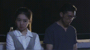 豆瓣评分：无
主演：姜博、唐菲
导演：程亮
类型：传记
简介：《舌战》口吃少年彭博自幼受人排挤，一心想出人头地。成年后，在父母的安排下前往北京从事保安工作。郁郁不得志，后偶遇初恋女友余红玲，长期落寞的蛰伏和爱情的感召令名不见经传的他决定向死而生。彭博毅然辞职回乡，挑战几乎不可能的任务，成为一名销售员。后一路开挂，开创独特的会销演讲模式，工作上取得良好成绩，同时也屡屡创造奇迹。因舌头捋不直，他一路坎坷。如今，却凭借三寸不烂之舌博弈商界职场...