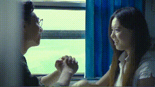 豆瓣评分：无
主演：姜博、唐菲
导演：程亮
类型：传记
简介：《舌战》口吃少年彭博自幼受人排挤，一心想出人头地。成年后，在父母的安排下前往北京从事保安工作。郁郁不得志，后偶遇初恋女友余红玲，长期落寞的蛰伏和爱情的感召令名不见经传的他决定向死而生。彭博毅然辞职回乡，挑战几乎不可能的任务，成为一名销售员。后一路开挂，开创独特的会销演讲模式，工作上取得良好成绩，同时也屡屡创造奇迹。因舌头捋不直，他一路坎坷。如今，却凭借三寸不烂之舌博弈商界职场...