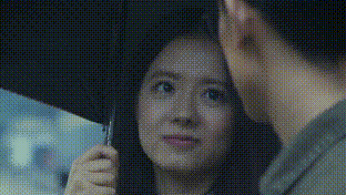 豆瓣评分：无
主演：姜博、唐菲
导演：程亮
类型：传记
简介：《舌战》口吃少年彭博自幼受人排挤，一心想出人头地。成年后，在父母的安排下前往北京从事保安工作。郁郁不得志，后偶遇初恋女友余红玲，长期落寞的蛰伏和爱情的感召令名不见经传的他决定向死而生。彭博毅然辞职回乡，挑战几乎不可能的任务，成为一名销售员。后一路开挂，开创独特的会销演讲模式，工作上取得良好成绩，同时也屡屡创造奇迹。因舌头捋不直，他一路坎坷。如今，却凭借三寸不烂之舌博弈商界职场...