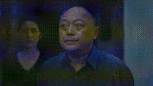 豆瓣评分：无
主演：姜博、唐菲
导演：程亮
类型：传记
简介：《舌战》口吃少年彭博自幼受人排挤，一心想出人头地。成年后，在父母的安排下前往北京从事保安工作。郁郁不得志，后偶遇初恋女友余红玲，长期落寞的蛰伏和爱情的感召令名不见经传的他决定向死而生。彭博毅然辞职回乡，挑战几乎不可能的任务，成为一名销售员。后一路开挂，开创独特的会销演讲模式，工作上取得良好成绩，同时也屡屡创造奇迹。因舌头捋不直，他一路坎坷。如今，却凭借三寸不烂之舌博弈商界职场...