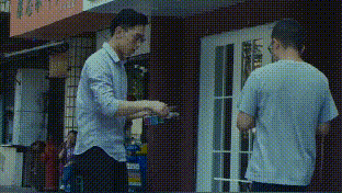 豆瓣评分：无
主演：姜博、唐菲
导演：程亮
类型：传记
简介：《舌战》口吃少年彭博自幼受人排挤，一心想出人头地。成年后，在父母的安排下前往北京从事保安工作。郁郁不得志，后偶遇初恋女友余红玲，长期落寞的蛰伏和爱情的感召令名不见经传的他决定向死而生。彭博毅然辞职回乡，挑战几乎不可能的任务，成为一名销售员。后一路开挂，开创独特的会销演讲模式，工作上取得良好成绩，同时也屡屡创造奇迹。因舌头捋不直，他一路坎坷。如今，却凭借三寸不烂之舌博弈商界职场...