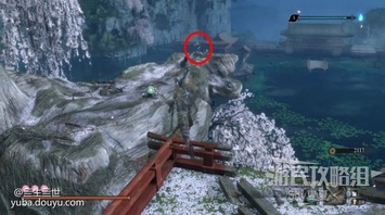 从鬼佛处直接钩绳到树上，杀掉之前电我们的敌人。虽然这名BOSS有名有姓，但是没有近战攻击力，直接一套就带走了，杀掉之后获得佛珠。

  此时已经安全了，可以去水下收集道具，水下一共有7条锦鲤、5个可拾取的鳞片、1个佛珠、2个尊贵饵食，需要玩家仔细搜刮，水下还有两个无首，如果想要打建议在岸上涂好神之飞雪，直接下去杀，杀掉之后获得夜叉戮之将灵。

  收集完毕后，回到大树上，来到下图红圈位置，潜下去。

  下来之后向右游。

  进入这个洞，里面会有鲤鱼王。

  一直靠着左侧向前游，到了下面的建筑面前，从破窗户进去。

  从湖中出来之后，向上一直钩，就可以点燃鬼佛了。