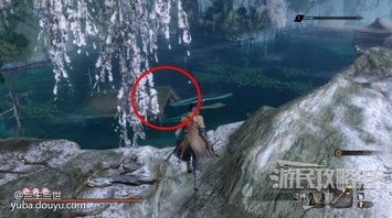 从鬼佛处直接钩绳到树上，杀掉之前电我们的敌人。虽然这名BOSS有名有姓，但是没有近战攻击力，直接一套就带走了，杀掉之后获得佛珠。

  此时已经安全了，可以去水下收集道具，水下一共有7条锦鲤、5个可拾取的鳞片、1个佛珠、2个尊贵饵食，需要玩家仔细搜刮，水下还有两个无首，如果想要打建议在岸上涂好神之飞雪，直接下去杀，杀掉之后获得夜叉戮之将灵。

  收集完毕后，回到大树上，来到下图红圈位置，潜下去。

  下来之后向右游。

  进入这个洞，里面会有鲤鱼王。

  一直靠着左侧向前游，到了下面的建筑面前，从破窗户进去。

  从湖中出来之后，向上一直钩，就可以点燃鬼佛了。