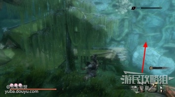 从鬼佛处直接钩绳到树上，杀掉之前电我们的敌人。虽然这名BOSS有名有姓，但是没有近战攻击力，直接一套就带走了，杀掉之后获得佛珠。

  此时已经安全了，可以去水下收集道具，水下一共有7条锦鲤、5个可拾取的鳞片、1个佛珠、2个尊贵饵食，需要玩家仔细搜刮，水下还有两个无首，如果想要打建议在岸上涂好神之飞雪，直接下去杀，杀掉之后获得夜叉戮之将灵。

  收集完毕后，回到大树上，来到下图红圈位置，潜下去。

  下来之后向右游。

  进入这个洞，里面会有鲤鱼王。

  一直靠着左侧向前游，到了下面的建筑面前，从破窗户进去。

  从湖中出来之后，向上一直钩，就可以点燃鬼佛了。