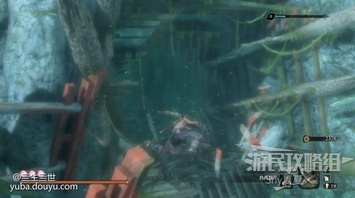 从鬼佛处直接钩绳到树上，杀掉之前电我们的敌人。虽然这名BOSS有名有姓，但是没有近战攻击力，直接一套就带走了，杀掉之后获得佛珠。

  此时已经安全了，可以去水下收集道具，水下一共有7条锦鲤、5个可拾取的鳞片、1个佛珠、2个尊贵饵食，需要玩家仔细搜刮，水下还有两个无首，如果想要打建议在岸上涂好神之飞雪，直接下去杀，杀掉之后获得夜叉戮之将灵。

  收集完毕后，回到大树上，来到下图红圈位置，潜下去。

  下来之后向右游。

  进入这个洞，里面会有鲤鱼王。

  一直靠着左侧向前游，到了下面的建筑面前，从破窗户进去。

  从湖中出来之后，向上一直钩，就可以点燃鬼佛了。