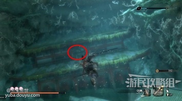 从鬼佛处直接钩绳到树上，杀掉之前电我们的敌人。虽然这名BOSS有名有姓，但是没有近战攻击力，直接一套就带走了，杀掉之后获得佛珠。

  此时已经安全了，可以去水下收集道具，水下一共有7条锦鲤、5个可拾取的鳞片、1个佛珠、2个尊贵饵食，需要玩家仔细搜刮，水下还有两个无首，如果想要打建议在岸上涂好神之飞雪，直接下去杀，杀掉之后获得夜叉戮之将灵。

  收集完毕后，回到大树上，来到下图红圈位置，潜下去。

  下来之后向右游。

  进入这个洞，里面会有鲤鱼王。

  一直靠着左侧向前游，到了下面的建筑面前，从破窗户进去。

  从湖中出来之后，向上一直钩，就可以点燃鬼佛了。