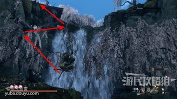 从鬼佛处直接钩绳到树上，杀掉之前电我们的敌人。虽然这名BOSS有名有姓，但是没有近战攻击力，直接一套就带走了，杀掉之后获得佛珠。

  此时已经安全了，可以去水下收集道具，水下一共有7条锦鲤、5个可拾取的鳞片、1个佛珠、2个尊贵饵食，需要玩家仔细搜刮，水下还有两个无首，如果想要打建议在岸上涂好神之飞雪，直接下去杀，杀掉之后获得夜叉戮之将灵。

  收集完毕后，回到大树上，来到下图红圈位置，潜下去。

  下来之后向右游。

  进入这个洞，里面会有鲤鱼王。

  一直靠着左侧向前游，到了下面的建筑面前，从破窗户进去。

  从湖中出来之后，向上一直钩，就可以点燃鬼佛了。