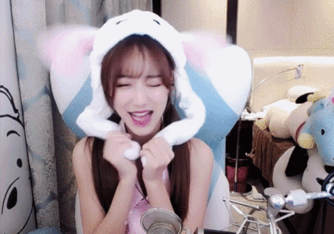 大家好，我是鱼吧最好看的鲨鱼娘，不接受反驳~
各位水友们，大家下午好哇！大家午饭有没有吃饱？午觉有没有睡好呢？[呲牙]
鲨鱼娘每天都是吃得太饱睡得太少 有没有跟我一样的小伙伴呢？
哈哈哈哈不说废话啦 让我们进入今天的正题
今天是我们的人气主播[user src="JrA4agXPg70E"]@南波儿大魔王丶[/user] 直播五周年啦！撒花撒花！[开车]

鲨鱼娘去鱼吧看了看，可爱的水友们都在花式发送祝福
瞧瞧这满屏的祝福 鲨鱼娘猜波波看到肯定特别开心
 

这些祝福风格百变
有走心写小作文的水友 有发可可爱爱皂片的水友 但是这些发黑照的水友怎么肥事 谁给我解释一下？

鲨鱼娘觉得这一届水友太大胆了[提莫]
当然啦 在直播五周年之际 南波儿大魔王也为陪伴她的大家准备了超多福利哦 今天晚上九点半 123455 不见不散哦 传送门在这里[link src="123455" url="https://www.douyu.com/123455" safe="1" type="9"]网页链接[/link]
 
今日互动：
波波五周年快乐