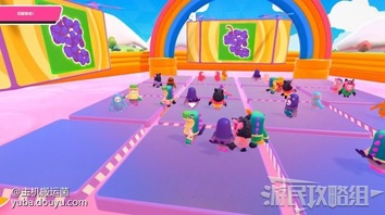 完美配对
关卡开始所有玩家出现在一块由16个地砖组成的悬空平台上。

准备阶段地板上会出现水果的图案，同时四周的屏幕上开始倒计时。

倒计时结束后屏幕上会出现一种水果的图案。

水果图案出现后开始短暂倒计时，在倒计时结束前跳上刚刚出现相应水果的地砖，其他地砖之后会消失不见，仍然停留在其他平台上玩家会落入下方粘液被淘汰。

第一轮只会出现两种水果，后面的回合每次都会出现多种不同的水果。后面回合的准备倒计时会缩短，尽可能选择离所有水果都比较近的砖块等待。