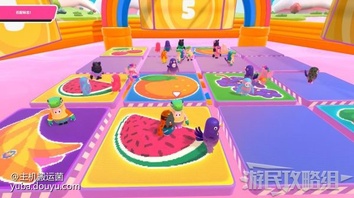 完美配对
关卡开始所有玩家出现在一块由16个地砖组成的悬空平台上。

准备阶段地板上会出现水果的图案，同时四周的屏幕上开始倒计时。

倒计时结束后屏幕上会出现一种水果的图案。

水果图案出现后开始短暂倒计时，在倒计时结束前跳上刚刚出现相应水果的地砖，其他地砖之后会消失不见，仍然停留在其他平台上玩家会落入下方粘液被淘汰。

第一轮只会出现两种水果，后面的回合每次都会出现多种不同的水果。后面回合的准备倒计时会缩短，尽可能选择离所有水果都比较近的砖块等待。