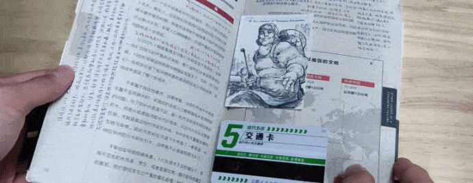 不夜城有很多，纽约曼哈顿的传说却是独一无二的。“黑色星期五”货币的传播，带来了广为人知的全境封锁计划。
以此为背景，《全境封锁》这款TPS玩法的装备驱动大作立刻风靡全球，玩家们也都化身特工开始征战！

固然扮演特工非常有成就感，但不少玩家还是想去体验在全境封锁世界之中那些普通人的生活；想亲身感受末世下的生存之道……
于是，我们有了这册幸存者的城市灾难生存指南。

指南内容详实：不论是“预防、降格、规避”的求生三要素，还是各种应急治疗手段甚至尸体处理方法，都一应俱全。而这些能助你在末世生存的种种细则都是由沃伦·莫琼特这位居民所著。

甚至指南的上一任主人还在书籍的每一页都留下了各种手记、标注以及临时夹带的地铁卡、地图、便利贴等物件……附件相当丰富！

让每一位新老玩家沉浸于末世生存的环境的同时，我们还能从前主人记录的碎片之中，发现她还在追查丈夫的死因，而线索可能就在这部指南之中——

你完全可以不把它当成《全境封锁》的周边书籍，而是一段全新的冒险，一次非同寻常的末世解谜。
育碧于2014年和爆火解谜书《S.忒修斯之船》的制作组Melcher Media合作，讲述有关《全境封锁》世界之中一位普通纽约市民的生存现状。

《全境封锁：熄灭的不夜城》装帧精美，内容详实，并且含有大量的谜题和周边赠品！
既可作为读物，又能作为桌面解谜游戏、还能作为收藏品，“一书三用”，绝对是各位玩家的必备收藏！不论新老玩家都非常值得入手。