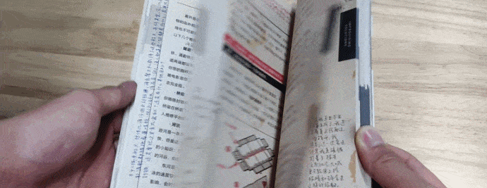 不夜城有很多，纽约曼哈顿的传说却是独一无二的。“黑色星期五”货币的传播，带来了广为人知的全境封锁计划。
以此为背景，《全境封锁》这款TPS玩法的装备驱动大作立刻风靡全球，玩家们也都化身特工开始征战！

固然扮演特工非常有成就感，但不少玩家还是想去体验在全境封锁世界之中那些普通人的生活；想亲身感受末世下的生存之道……
于是，我们有了这册幸存者的城市灾难生存指南。

指南内容详实：不论是“预防、降格、规避”的求生三要素，还是各种应急治疗手段甚至尸体处理方法，都一应俱全。而这些能助你在末世生存的种种细则都是由沃伦·莫琼特这位居民所著。

甚至指南的上一任主人还在书籍的每一页都留下了各种手记、标注以及临时夹带的地铁卡、地图、便利贴等物件……附件相当丰富！

让每一位新老玩家沉浸于末世生存的环境的同时，我们还能从前主人记录的碎片之中，发现她还在追查丈夫的死因，而线索可能就在这部指南之中——

你完全可以不把它当成《全境封锁》的周边书籍，而是一段全新的冒险，一次非同寻常的末世解谜。
育碧于2014年和爆火解谜书《S.忒修斯之船》的制作组Melcher Media合作，讲述有关《全境封锁》世界之中一位普通纽约市民的生存现状。

《全境封锁：熄灭的不夜城》装帧精美，内容详实，并且含有大量的谜题和周边赠品！
既可作为读物，又能作为桌面解谜游戏、还能作为收藏品，“一书三用”，绝对是各位玩家的必备收藏！不论新老玩家都非常值得入手。