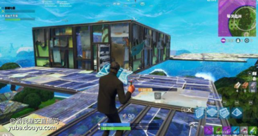 提到《堡垒之夜》，想必你很难不知道它的名声，我们几乎每天都能从各大游戏网站看到有关它的报道。最让广大玩家乐此不疲的是《堡垒之夜》中特殊又丰富的PVP玩法。

如果说之前的大逃杀类游戏是写实类的，那么《堡垒之夜》就是美漫风格的射击游戏，建筑物和角色选择也颇具漫画风格，没有血腥暴力的对战画面，玩起来总有一种清新自然的感觉。

在《堡垒之夜》中成为高手，除了敏锐的反应和扎实的枪法外，对于游戏机制也要了如指掌。《堡垒之夜》中的武器种类十分丰富，从手枪到火箭炮应有尽有，需要注意的是，游戏的子弹飞行时间十分明显，它们在长距离作战上并不会让你在准星的范围内击杀敌人，玩家需要通过飞行速度和弹道来提前预判，十分考验技术。而武器也分三六九等，品质越高的武器伤害就越高，当然，前提是你能找到它们。

游戏中的建造系统绝对是《堡垒之夜》的一大特色，也是该游戏最大的创新点之一。虽然游戏仅提供了墙、地板、楼梯、房顶四种建筑，但是在编辑系统下，这些建筑的可塑性很强，你可以在墙上开窗挖门，又或者做一个回旋楼梯，能造出怎样形状的建筑完全取决于玩家自己。而因为整张地图凹凸不平，想要躲过风暴，像楼梯这样的建筑可以让你快速上山化险为夷。

《堡垒之夜》快节奏的战斗风格和丰富而充满随机性的武器系统，足以保证玩家在每一次战斗中，都乐趣十足，极具创新的建造系统，大大扩展了游戏的玩法内容，每两个月一赛季的大型更新内容，持续刺激着玩家的新鲜感。