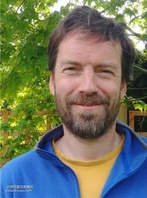 感谢Creative Assembly的邀请，我们对《战锤：全面战争3》首席游戏设计师Jim Whitson进行了采访，在本次采访中我们也询问了玩家们最为关心的“震旦天朝”的相关问题，一起来了解一下。

Jim Whitson

从结果上来说，可能龙帝还得花点时间集结他的军队——Whitson并没有正面回答有关“震旦”的相关问题，他们只是表示会在“几个月后（In a few months）”分享更多信息。不过在震旦天朝设计的丰富性和多样性方面，他们也做出了一定的承诺。
具体而言，由于此前震旦在《战锤》的传说故事中都只有之言片语，缺少具体的设定，因此我们询问了开发者：他们是如何在这样的情况下与GW合作设计震旦的战斗风格、部队结构的。
Whitson回答，更多有关震旦的信息，还有他们是如何与Games Workshop合作在游戏中呈现震旦天朝，都有待“几个月后”进行分享。“不过请放心，我们所有的工作都是以Games Workshop所创造的传说材料为基础开展的，就像迄今为止我们为三部曲中登场过的种族所做的那样。我们很荣幸能亲眼见证GW的创作过程，然后研究如何一种真实而有趣的方式讲这些工作转化为《战锤：全面战争3》。”


作为震旦帝国的首次亮相，我们也询问了通过《战锤3》的战役，玩家们能够对震旦了解到何种程度（例如震旦帝国的历史和信仰等等）。对此Whitson的回答还是：请再等几个月。不过他也承诺，震旦会拥有“令人难以置信的多样性、令人兴奋的单位和角色阵容，在战场和战役中都有独特的机制“，对玩家来说一定很有吸引力。“我们迫不及待地想尽快为您介绍这些。“Whitson如是说到。
目前CA仅仅公布了震旦和基斯里夫这两大新势力，因此我们也询问了一些有关其他势力以及CA是否会为旧势力加入新单位的问题。Whitson并没有做出具体的答复，他表示目前专注于此前展示的两个派别——“基斯里夫”和“恐虐”。“我们有很多激动人心的消息。我们会在适当的时候和你分享所有的势力阵容。就范围来说，这是三部曲迄今位置范围最广、最多样、数量最多的派系。有大量会让玩家感到兴奋的内容，最终也会让他们亲口品尝到的（某些情况下这句话就是字面义！）。“


有关游戏的难度，Whitson坦言此前展示的“生存战”demo是相当困难的，在设计上来说也是刻意为之。“这是三部曲的终章，我们想通过提供一个新的生存战demo作为后期游戏的例子，来向玩家们展示：我们这儿还存着一些重大的挑战内容。”
开发者表示，在引导新手入坑《战锤：全面战争3》方面，他们投入了大量的精力，想了很多新的、创新性的方式，引导他们如何度过早期回合、如何在战场和战役地图上取胜。而当玩家们参与生存战时，他们有机会成为战场上的老手，他们将学会一切需要知道的东西，以克服眼前的挑战。
“当然，我们讲为那些希望减轻战斗挑战的玩家提供难度选项，他们仍然可以从游戏经历中获得乐趣。”Whitson补充说。


《战锤：全面战争3》将于2021年年内发售，敬请期待。