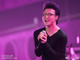 2019年，《堡垒之夜》曾用一种“特殊的方式”将全球百大DJMarshmello（棉花糖）请到了游戏中，为玩家开办了一场别开生面的新奇虚拟演唱会。一时间，游戏中的氛围被渲染到了极致，并因此吸引到了来自全球数以千万计玩家的关注，并给玩家带来了完全不输线下的真实体验。

纵使棉花糖的演唱会已经结束许久，但它却给玩家心中埋下了一颗“躁动不安”的种子，作为这场演唱会的亲历者，这场演唱会所带来的震撼令我久久无法释怀，我时常在想，人家国外的游戏演唱会能做的那么燃，咱国内游戏有没有可能也开办一场令人震撼的沉浸式虚拟线上演唱会呢？就在今天，他来了。

9月17日，《梦幻新诛仙》手游向玩家宣布，他们请到了国内殿堂级摇滚歌手汪峰，并将于9月25日举办一场别开生面的虚拟线上摇滚演唱会！前者《梦幻新诛仙》是一款仙侠题材开放大世界游戏，而后者汪峰则是人气极高的知名摇滚歌手，老实说，看着如此“极具反差”的搭配，我已经开始期待了。

随着音乐人汪峰加盟新梦诛消息的曝光，其所要演唱歌曲的曲目也随之曝光，没错，正是八年前的那首经典神曲《一起摇摆》。作为一首经典单曲，《一起摇摆》旋律动听歌词朗朗上口，曲中那句“忘掉酒醉的甜蜜谎言，不要在等待无法实现的事情”曾给不少迷途之人指引方向，那句不断重复且震撼十足的“一起摇摆”也曾带给不少听众快乐。

在仙侠世界里举办“摇滚演唱会”？看着这样的组合我是又惊又喜，要知道在业界，似乎还没有哪款游戏能将这两种元素融为一体，新梦诛是独一档，因此，我们有理由相信，《梦幻新诛仙》在仙侠世界所举办的这场现代演唱会必将会为玩家带来前所未有的新体验。

25日，汪峰将化身线上虚拟人物“降临”新梦诛昌河城，为全服所有玩家带来十分震撼的视觉、听觉盛宴，届时，玩家可以乘坐新版本坐骑前往昌河城，并可在演唱会现场近距离观摩偶像。据说在演唱会期间，天空还将散落大量红包雨、神兽等道具奖励，边听演唱会还能边领奖励？这才是《梦幻新诛仙》的正确打开方式。

倘若你也是汪峰老师的粉丝并想体验沉浸式演唱会，那么不妨静候9月23日新版本降临，并自行进入游戏体验吧。[topic src=&#34;83324&#34;]#游戏杂谈[/topic]