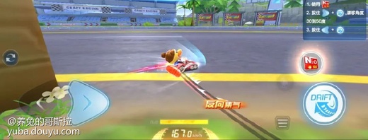 赶紧开着新车前往排位赛，准备跟各位车友们切磋车技。但是看到车友们各种流畅过弯，全程氮气加速、还有各种“走捷径”直接把糖糖甩了一大截...(Ｔ▽Ｔ)不行！本糖决不会在这里停滞不前！是时候找“老司机”们取经了前辈们！带带我！糖糖的“拜师”之路01、想要跑好，基础不能少！皮蛋：俗话说“万丈高楼平地起。”想要排位赛上分，基础肯定不能少！糖糖你刚开始赛车，我建议你先熟练掌握一些基础的赛车技巧，像是拖漂、反向集气这类的技巧。只要熟练掌握，对你的排位赛体验都是质的提升！
练习这类技巧最好的地方当然是训练营了！训练营可以在选择比赛模式时进行选择！
而且训练营里还有详细的技巧操作流程，非常适合糖糖你这样的新人选手进行练习！总而言之，多练习，打好基础就完事了！
02、熟悉地图，才能知道路在何方！黑妞：我给出的排位小技巧，就是多做“跑图”练习~基础的技巧练习虽然重要，但是熟悉赛道也很重要哦。不管是新赛道还是旧地图，多跑才会熟悉，知道哪些弯道可以采取哪些过弯技巧，知道哪里有“捷径”。
那么在哪里才能进行“跑图”练习呢？在选择比赛模式界面选择计时赛模式，选择想要练习的赛道后就能开始练习了~
如果在练习中没什么突破的话，还可以在选择赛道界面查看赛道攻略，找到练习的方向，更容易进步哦~
通过一次次的“跑图”练习，能过明显的看到自己的进步，非常有成就感哦~
03、知己知彼，上分容易！宝宝：想要排位上分，除了技术和熟悉地图，还有就是要熟悉排位赛的规则！在排位赛里有许多的加分项，比如冲过终点、独占鳌头、连续第一等，达成条件的话会获得更多的排位分。
同时，排位赛每天还会有首胜奖励，糖糖你要记得每天都要赢一把排位赛哦~如果单人比赛不容易拿到首胜的话，可以尝试下团队赛，找“老司机”帮忙拿个首胜也是OK的！
作为前辈，我再传授你一条独门“秘籍”。如果糖糖你的晋级赛实在上不去，可以尝试下打道具赛晋级，这个随机性比较高，即使技术还不太倒位，但有时候靠运气，也能混进前四名，成功晋级哦~
谢谢前辈们传授的排位赛小技巧，原来排位赛还有这么多的“小细节”！看来糖糖我还得努力练习才能早日成为繁荣山丘的“不朽车神”！