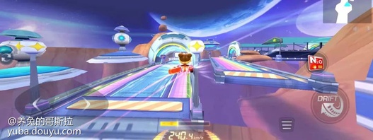 赶紧开着新车前往排位赛，准备跟各位车友们切磋车技。但是看到车友们各种流畅过弯，全程氮气加速、还有各种“走捷径”直接把糖糖甩了一大截...(Ｔ▽Ｔ)不行！本糖决不会在这里停滞不前！是时候找“老司机”们取经了前辈们！带带我！糖糖的“拜师”之路01、想要跑好，基础不能少！皮蛋：俗话说“万丈高楼平地起。”想要排位赛上分，基础肯定不能少！糖糖你刚开始赛车，我建议你先熟练掌握一些基础的赛车技巧，像是拖漂、反向集气这类的技巧。只要熟练掌握，对你的排位赛体验都是质的提升！
练习这类技巧最好的地方当然是训练营了！训练营可以在选择比赛模式时进行选择！
而且训练营里还有详细的技巧操作流程，非常适合糖糖你这样的新人选手进行练习！总而言之，多练习，打好基础就完事了！
02、熟悉地图，才能知道路在何方！黑妞：我给出的排位小技巧，就是多做“跑图”练习~基础的技巧练习虽然重要，但是熟悉赛道也很重要哦。不管是新赛道还是旧地图，多跑才会熟悉，知道哪些弯道可以采取哪些过弯技巧，知道哪里有“捷径”。
那么在哪里才能进行“跑图”练习呢？在选择比赛模式界面选择计时赛模式，选择想要练习的赛道后就能开始练习了~
如果在练习中没什么突破的话，还可以在选择赛道界面查看赛道攻略，找到练习的方向，更容易进步哦~
通过一次次的“跑图”练习，能过明显的看到自己的进步，非常有成就感哦~
03、知己知彼，上分容易！宝宝：想要排位上分，除了技术和熟悉地图，还有就是要熟悉排位赛的规则！在排位赛里有许多的加分项，比如冲过终点、独占鳌头、连续第一等，达成条件的话会获得更多的排位分。
同时，排位赛每天还会有首胜奖励，糖糖你要记得每天都要赢一把排位赛哦~如果单人比赛不容易拿到首胜的话，可以尝试下团队赛，找“老司机”帮忙拿个首胜也是OK的！
作为前辈，我再传授你一条独门“秘籍”。如果糖糖你的晋级赛实在上不去，可以尝试下打道具赛晋级，这个随机性比较高，即使技术还不太倒位，但有时候靠运气，也能混进前四名，成功晋级哦~
谢谢前辈们传授的排位赛小技巧，原来排位赛还有这么多的“小细节”！看来糖糖我还得努力练习才能早日成为繁荣山丘的“不朽车神”！