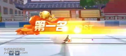 赶紧开着新车前往排位赛，准备跟各位车友们切磋车技。但是看到车友们各种流畅过弯，全程氮气加速、还有各种“走捷径”直接把糖糖甩了一大截...(Ｔ▽Ｔ)不行！本糖决不会在这里停滞不前！是时候找“老司机”们取经了前辈们！带带我！糖糖的“拜师”之路01、想要跑好，基础不能少！皮蛋：俗话说“万丈高楼平地起。”想要排位赛上分，基础肯定不能少！糖糖你刚开始赛车，我建议你先熟练掌握一些基础的赛车技巧，像是拖漂、反向集气这类的技巧。只要熟练掌握，对你的排位赛体验都是质的提升！
练习这类技巧最好的地方当然是训练营了！训练营可以在选择比赛模式时进行选择！
而且训练营里还有详细的技巧操作流程，非常适合糖糖你这样的新人选手进行练习！总而言之，多练习，打好基础就完事了！
02、熟悉地图，才能知道路在何方！黑妞：我给出的排位小技巧，就是多做“跑图”练习~基础的技巧练习虽然重要，但是熟悉赛道也很重要哦。不管是新赛道还是旧地图，多跑才会熟悉，知道哪些弯道可以采取哪些过弯技巧，知道哪里有“捷径”。
那么在哪里才能进行“跑图”练习呢？在选择比赛模式界面选择计时赛模式，选择想要练习的赛道后就能开始练习了~
如果在练习中没什么突破的话，还可以在选择赛道界面查看赛道攻略，找到练习的方向，更容易进步哦~
通过一次次的“跑图”练习，能过明显的看到自己的进步，非常有成就感哦~
03、知己知彼，上分容易！宝宝：想要排位上分，除了技术和熟悉地图，还有就是要熟悉排位赛的规则！在排位赛里有许多的加分项，比如冲过终点、独占鳌头、连续第一等，达成条件的话会获得更多的排位分。
同时，排位赛每天还会有首胜奖励，糖糖你要记得每天都要赢一把排位赛哦~如果单人比赛不容易拿到首胜的话，可以尝试下团队赛，找“老司机”帮忙拿个首胜也是OK的！
作为前辈，我再传授你一条独门“秘籍”。如果糖糖你的晋级赛实在上不去，可以尝试下打道具赛晋级，这个随机性比较高，即使技术还不太倒位，但有时候靠运气，也能混进前四名，成功晋级哦~
谢谢前辈们传授的排位赛小技巧，原来排位赛还有这么多的“小细节”！看来糖糖我还得努力练习才能早日成为繁荣山丘的“不朽车神”！