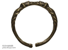 Fromsoftware旗下大作《艾尔登法环》即将于2022年2月25日发售，登陆PC/PS/XBOX系主流平台，12月20日GEO游戏连锁宣布店铺限定版《艾尔登法环》PS4/5平台预购开启，玩家在此预购还可以获得原创周边灵马口笛指环复刻版。

•《艾尔登法环》是一款由日本开发商FromSoftware开发、万代南梦宫娱乐发行的黑暗幻想风格动作角色扮演游戏。本作由游戏制作人“宫崎英高”与奇幻小说家“乔治•R•R•马丁”共同创作，》最初于2019年E3电子娱乐展上亮相，在《艾尔登法环》中，玩家可以尝试几十种技能，这些技能又可以和不同武器自由组合变换，玩出属于自己的系统。玩家还可以利用环境、天气和时间来获得优势 。
•玩家在GEO游戏连锁预购《艾尔登法环》的话，将获赠来自游戏中召唤灵马的重要道具•灵马口笛指环复刻版，感兴趣的玩家可以关注：官方页。[topic src=&#34;117955&#34;]#资讯[/topic]