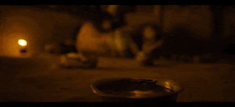 “你看了杰伊比姆了吗？”
“就是那个2021年底印度出的评分超过《肖申克的救赎”》的电影？“
 
今天，小d为大家推荐一个电影《杰伊 比姆》。这部电影被16万人在权威电影网站上IMDb上打出了9.4分的高分。（大家可以自行百度搜索资源观看，如果实在搜索不到可以私信我）

在介绍此片之前，请允许我搬运一下百度百科页面对于此片的评价：“这部影片，延续了印度电影一贯的敢说，上演了一部现实版的《捕蛇者说》。「苛政猛于虎」的批判之意不言自明。振聋发聩，发人深省。这也正是印度神片的最大意义。”评价很贴切，也正是我想表达的，对这部电影的敬意，感动，深思。
还有一些其他我觉得比较有价值的评价，我也截图一两个给大家参考。

电影的拍摄手法很平实，没有什么多余的故作玄虚的东西。详细的剧情小d就不在此讲述了，免得给大家剧透，小d在这就简单地给大家讲讲此部电影的大致情节。
故事发生在1995年，在当时的印度阶级分层十分明显，低种姓人是毫无人权可言的。这也导致了当地警方失职渎职，冤假错案层出不穷，抓不到犯人就拉来低种人当作犯人结案。
故事的主人公分为三类，第一类是以故事的主人公之一拉贾为代表的社会底层群众；第二种是以律师钱德鲁为代表的正义化身；第三种是以当地警局为代表的黑暗势力。
拉贾，是一个社会最最底层的农民，种姓低微，没有自己的土地。但他并没有因此而怨天尤人，他工作努力，为人诚实，平日会帮有钱人家捕蛇，以此赚取一些收入；在看到富人角落里的东西时，也会主动归还给人家，从不偷拿别人的任何东西。尽管现在住的是漏风漏雨的茅草屋，他也依然相信总有一天他会和家人一起住上可以遮风避雨的砖房，并且努力为此工作。


钱德鲁，一个正义的律师。不畏强权，专为底层群众发声。尽管探案阻碍再多，警局给的压力再大，也绝不背弃正义，为底层人民主持公道。
警局，黑暗的象征。办不来的案子就认定贱民为罪犯，上面一层一层的保护下来，一线警员甚至连逻辑都不盘就直接给人安排罪名，也不管其他警员与自己的逻辑是否矛盾（也从侧面看的出来黑恶惯了，根本没想过有人会管）。


情节相信大家也能猜得出来了，善良正直的拉贾被警局冤枉，正义的律师历经种种困难帮助拉贾一家讨回公道。
 情节简单，故事简单，拍摄手法简单，细节却不简单。警局的腐败就差没怼在人脸上了，黑暗的明[topic src="152433"]#创作打卡挑战第二期[/topic][topic src="148328"]#图文冬季赛[/topic][topic src="153034"]#必看电影推荐[/topic]