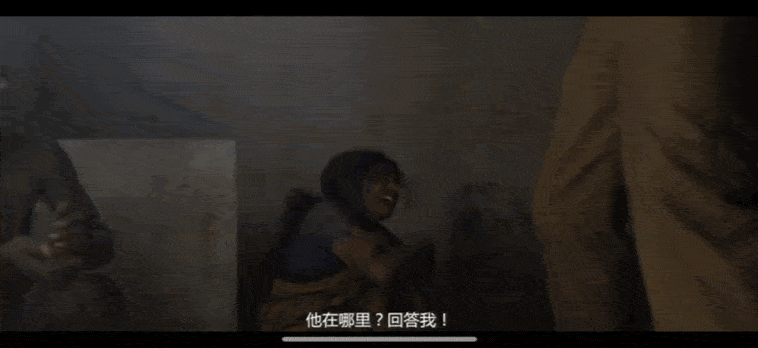 “你看了杰伊比姆了吗？”
“就是那个2021年底印度出的评分超过《肖申克的救赎”》的电影？“
 
今天，小d为大家推荐一个电影《杰伊 比姆》。这部电影被16万人在权威电影网站上IMDb上打出了9.4分的高分。（大家可以自行百度搜索资源观看，如果实在搜索不到可以私信我）

在介绍此片之前，请允许我搬运一下百度百科页面对于此片的评价：“这部影片，延续了印度电影一贯的敢说，上演了一部现实版的《捕蛇者说》。「苛政猛于虎」的批判之意不言自明。振聋发聩，发人深省。这也正是印度神片的最大意义。”评价很贴切，也正是我想表达的，对这部电影的敬意，感动，深思。
还有一些其他我觉得比较有价值的评价，我也截图一两个给大家参考。

电影的拍摄手法很平实，没有什么多余的故作玄虚的东西。详细的剧情小d就不在此讲述了，免得给大家剧透，小d在这就简单地给大家讲讲此部电影的大致情节。
故事发生在1995年，在当时的印度阶级分层十分明显，低种姓人是毫无人权可言的。这也导致了当地警方失职渎职，冤假错案层出不穷，抓不到犯人就拉来低种人当作犯人结案。
故事的主人公分为三类，第一类是以故事的主人公之一拉贾为代表的社会底层群众；第二种是以律师钱德鲁为代表的正义化身；第三种是以当地警局为代表的黑暗势力。
拉贾，是一个社会最最底层的农民，种姓低微，没有自己的土地。但他并没有因此而怨天尤人，他工作努力，为人诚实，平日会帮有钱人家捕蛇，以此赚取一些收入；在看到富人角落里的东西时，也会主动归还给人家，从不偷拿别人的任何东西。尽管现在住的是漏风漏雨的茅草屋，他也依然相信总有一天他会和家人一起住上可以遮风避雨的砖房，并且努力为此工作。


钱德鲁，一个正义的律师。不畏强权，专为底层群众发声。尽管探案阻碍再多，警局给的压力再大，也绝不背弃正义，为底层人民主持公道。
警局，黑暗的象征。办不来的案子就认定贱民为罪犯，上面一层一层的保护下来，一线警员甚至连逻辑都不盘就直接给人安排罪名，也不管其他警员与自己的逻辑是否矛盾（也从侧面看的出来黑恶惯了，根本没想过有人会管）。


情节相信大家也能猜得出来了，善良正直的拉贾被警局冤枉，正义的律师历经种种困难帮助拉贾一家讨回公道。
 情节简单，故事简单，拍摄手法简单，细节却不简单。警局的腐败就差没怼在人脸上了，黑暗的明[topic src="152433"]#创作打卡挑战第二期[/topic][topic src="148328"]#图文冬季赛[/topic][topic src="153034"]#必看电影推荐[/topic]