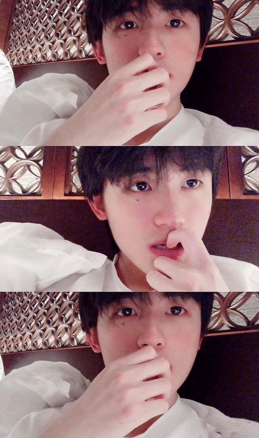 李知恩，真可怜，又被他们欺负了吧，你应该清楚......算了打字太累了，你接着被他们欺负吧。
前段时间被开开哥局内消息调戏后，作为拖米正宫的路西法，竟然也......

被局内消息调戏
在一局平常不过的巅峰赛中，李知恩撞车YTG路西法。
西法：往哥哥怀里走。
恩恩：你好内个啊。
西法：你不是就喜欢这种调调嘛。
西法竟然也对恩恩下手了，这对话被拖米看到会在被窝里偷偷流泪的程度吧。

被西法调戏
像这样的职场骚扰李知恩可以说是习以为常了，只要在巅峰赛被队友认出来就会被拉着强行“互动”，就像一说到男同就会想到李知恩一样。 每次看李知恩直播就像打开了新世界的大门，有种峡谷里全是男同的错觉？

以下这位就是那位传说中的上天入地第一打野，
老虎云中君的领袖，
打野达摩的代表，
出韧性鞋保平安协会会长，
世界第一打野殿下——李知恩
这样的纯欲恩恩谁能拒绝呢，我看到直接直呼老公！恩恩真就是男女通吃呗。

纯欲恩恩
希望接下来的日子，恩恩继续被骚扰，我就好这口，嘿嘿嘿[色]
这样帅气又厉害的野王哥哥你会喜欢吗？[topic src="165010"]#恩恩被调戏的日常[/topic][topic src="160561"]#斗鱼创作训练营2.0[/topic]