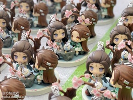 典藏版将于4月底陆续发货 各位大侠，《仙剑奇侠传七》典藏版内容物已制作完毕，目前正在整体包装中，预计4月底将开始陆续发货，纪念版也会同步发出。参与预购的玩家届时可关注预购平台的订单发货信息。如需修改地址，请于4月17日24：00 之前联系相应预购平台客服进行收货地址的更新。另外由于疫情影响，发货时部分地区可能暂时无法发出，未发出的订单会进行部分信息公示，待限发地区快递恢复后将陆续发出。《仙剑奇侠传七》游戏典藏版共分为“长相守”及“伴红尘”两个版本，售价399元包邮；另有两种不含游戏授权卡的纪念版本以供选择，售价338元包邮。