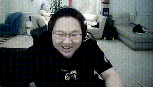 嫖老师拿了别人的材料做弓箭，还以为自己没有被打死是因为自己小姐姐的身份。于是，做好了弓箭的“嫖姐姐”还在卖力的表演，柔声细语的和大家说自己没有临界。然鹅，大家早已心照不宣的了解了嫖姐姐的真实身份，终于有一位玩家蚌埠住了，直接口出：真的没有临界吗，嫖老师？

PDD：有什么问题，我不懂（心想我明明伪装的很好啊，XDM）。[topic src="172805"]#蚌埠住了！PDD伪装成娇妹太骚了！[/topic]