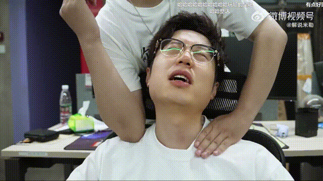 好尴尬啊，看样子还是在采访席上啊，这是放飞自我了吗?搞怪，真的难为采访他的主持人了。快说说采访他的是谁？
余霜：？？？[拉轰]，他喵的，Leyan这小子让我笑场了[topic src="182373"]#米勒模仿管泽元！我其实还好...[/topic]