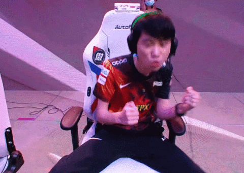 现在看到去年夏季赛 他在椅子上意气风发的摇的动作 可太感慨了 我还以为他的职业生涯结束了 希望保持好状态 再赢几局！！！[topic src="186503"]#如释重负！Doinb赛后激动拥抱队友！[/topic]